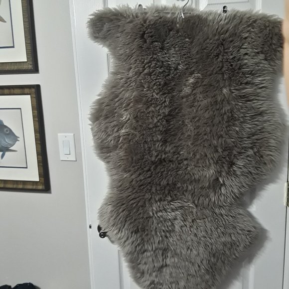 Sheepskin Rug - Picture 2 of 6